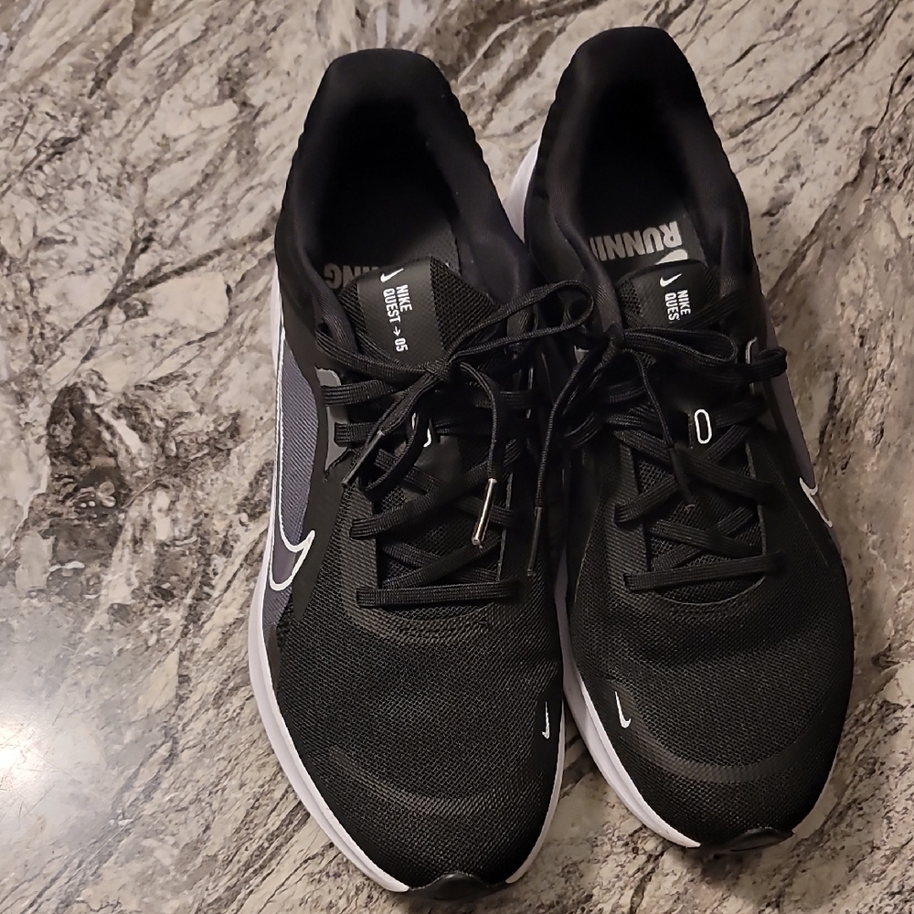 Nike Women's Black and White Athletic Shoes